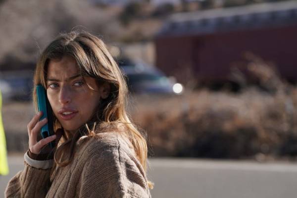 十数年ぶりに再会した父と娘が旅に出る…『ブリーディング・ラブ』予告編