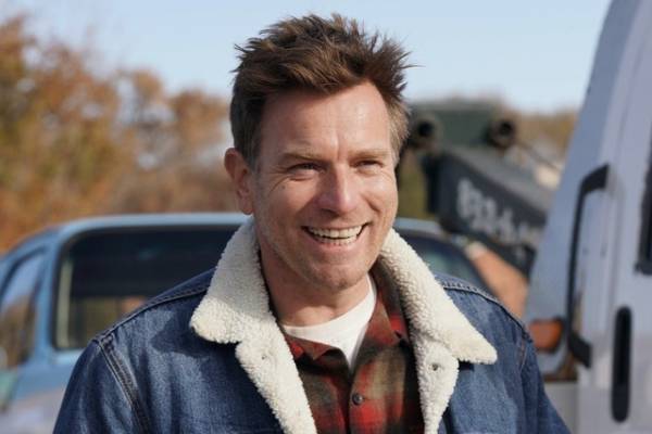 十数年ぶりに再会した父と娘が旅に出る…『ブリーディング・ラブ』予告編