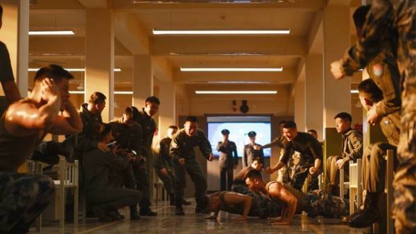 ワン・イーボーが手に汗握るスカイアクション魅せる『ボーン・トゥ・フライ』予告編＆場面写真