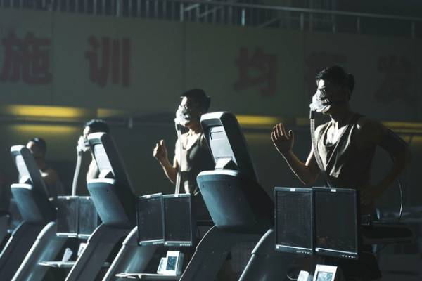 ワン・イーボーが手に汗握るスカイアクション魅せる『ボーン・トゥ・フライ』予告編＆場面写真