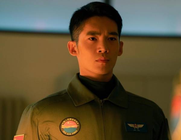 ワン・イーボーが手に汗握るスカイアクション魅せる『ボーン・トゥ・フライ』予告編＆場面写真