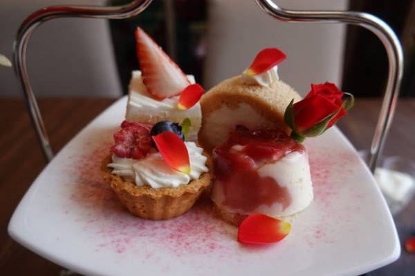 【ディズニー】バラ香るスイーツで華やかなひととき！東京ベイ舞浜ホテルのアフタヌーンティーを実食