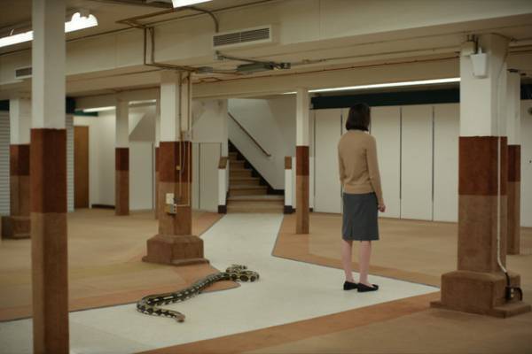 デイジー・リドリー、哀愁とユーモアの中で佇む『時々、私は考える』場面写真