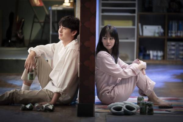 KARAスンヨン＆イ・ジフン『壁越しの彼女』公開決定　隣人同士の愛が始まる!?予告編