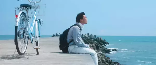 奥野瑛太主演『心平、』町中を自転車で走る“日常”のポスター＆場面写真解禁