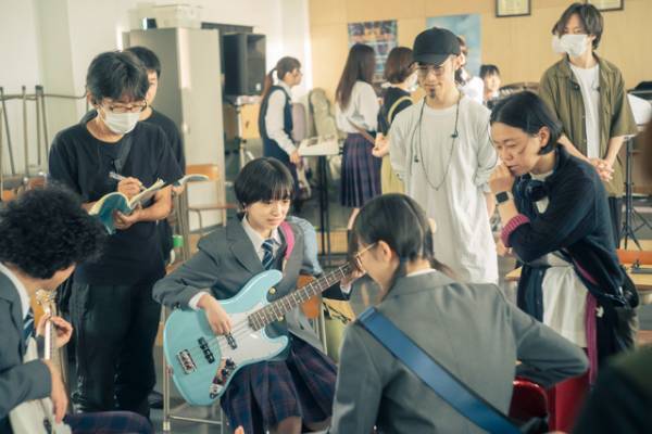 『違国日記』早瀬憩がバンド・ボーカルに挑戦した特別映像解禁