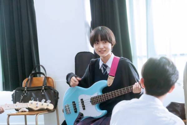 『違国日記』早瀬憩がバンド・ボーカルに挑戦した特別映像解禁