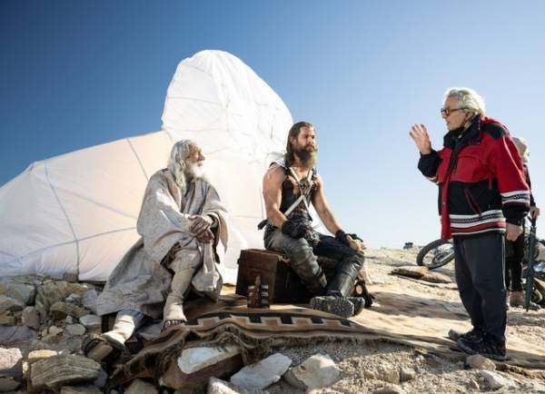 ヴィラン役が大好評クリス・ヘムズワースに注目『マッドマックス：フュリオサ』特別映像