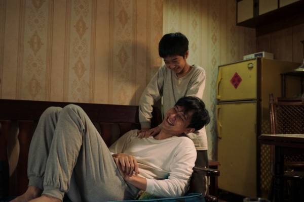 仲睦まじい父子の姿捉える『オールド・フォックス』新場面写真