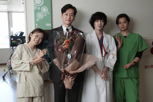 千葉雄大、杉咲花＆若葉竜也と熱いハグ！「アンメット」井浦新らがクランクアップ