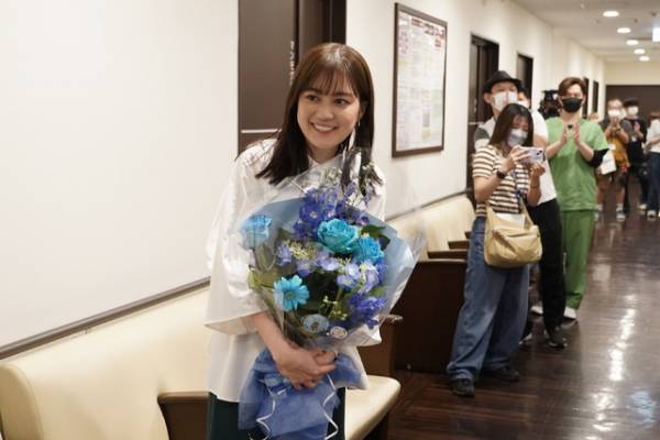 千葉雄大、杉咲花＆若葉竜也と熱いハグ！「アンメット」井浦新らがクランクアップ