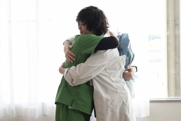 千葉雄大、杉咲花＆若葉竜也と熱いハグ！「アンメット」井浦新らがクランクアップ