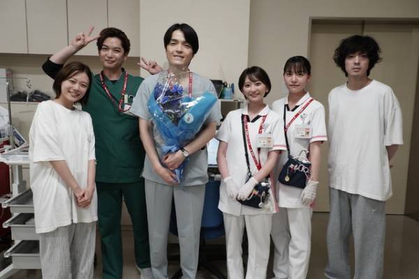 千葉雄大、杉咲花＆若葉竜也と熱いハグ！「アンメット」井浦新らがクランクアップ