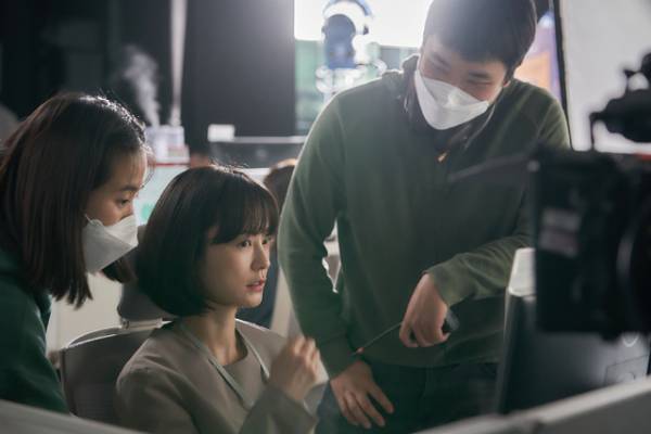 「どんなジャンルもこなせる」チョン・ユミがイ・ソンギュンについて語る『スリープ』メイキング映像