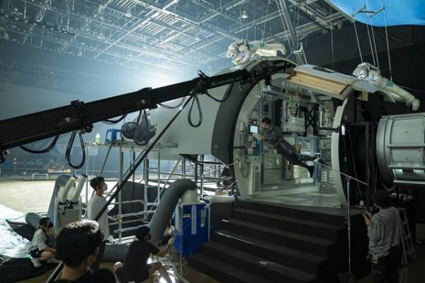 『THE MOON』ド・ギョンスも没入する宇宙セットに注目「目指したのは、最高のクオリティ」