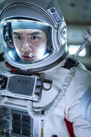 『THE MOON』ド・ギョンスも没入する宇宙セットに注目「目指したのは、最高のクオリティ」