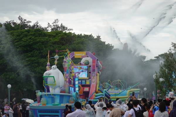 【ディズニー】散水量がパワーアップ！「ベイマックスのミッション・クールダウン」で夏のランドを楽しもう