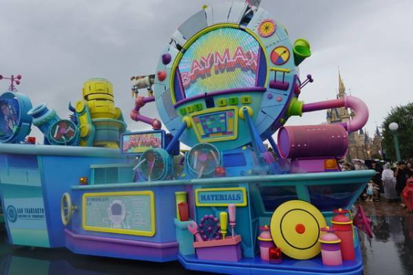 【ディズニー】散水量がパワーアップ！「ベイマックスのミッション・クールダウン」で夏のランドを楽しもう