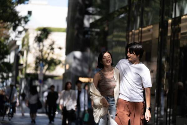 河合優実『ナミビアの砂漠』、鼻ピアスの“主人公カナ”内面の混沌を表す本ポスター解禁