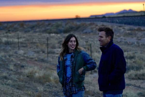 父と娘が線路に佇み…『トレインスポッティング』オマージュ『ブリーディング・ラブ』本編映像