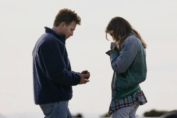 父と娘が線路に佇み…『トレインスポッティング』オマージュ『ブリーディング・ラブ』本編映像