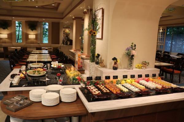 【ディズニー】人気のローストビーフに“鉄板”シーフードまで！浦安ブライトンホテル東京ベイのビュッフェレストランで夏を味わう