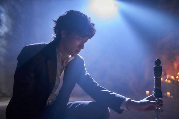 “祈祷師”カン・ドンウォン、強大な悪鬼と対峙『憑依』場面カット