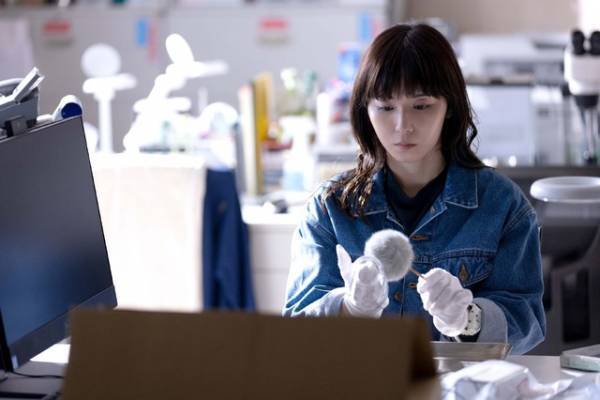 松岡茉優“西条”との距離を詰める白洲迅“安達”に「怪しすぎる」「疑っちゃう」の声上がる…「ギークス」1話