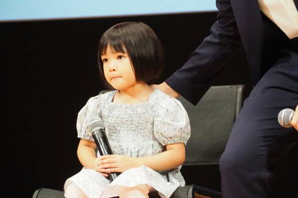 「西園寺さんは家事をしない」すっかりパパの顔の松村北斗に松本若菜もにっこり「デレデレだから」