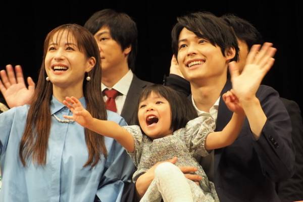 「西園寺さんは家事をしない」すっかりパパの顔の松村北斗に松本若菜もにっこり「デレデレだから」