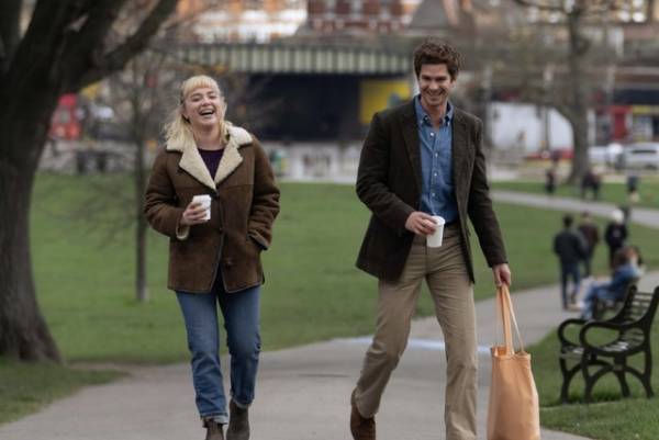 フローレンス・ピューとアンドリュー・ガーフィールドが恋に落ちるA24のロマンス映画『We Live in Time』予告編