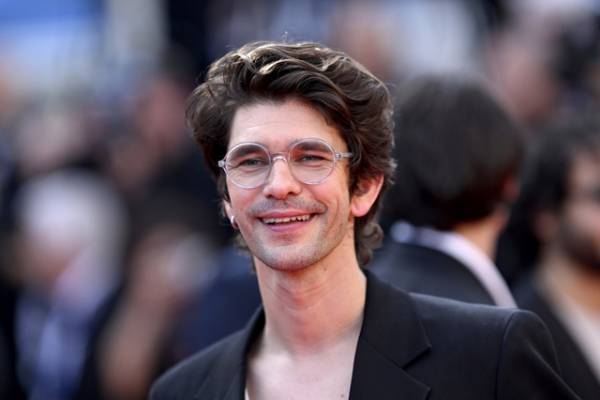 バンクーバークィア映画祭、オープニング作品にベン・ウィショーの『自慢の息子』