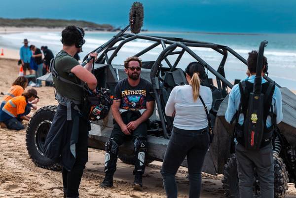 『フォールガイ』でギネス記録更新！車が8回転半するスタント映像解禁