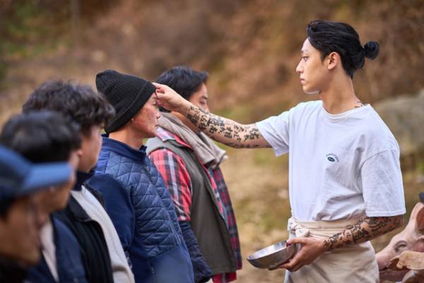 踊るキム・ゴウン、祈祷準備のイ・ドヒョン…『破墓／パミョ』不穏な場面写真