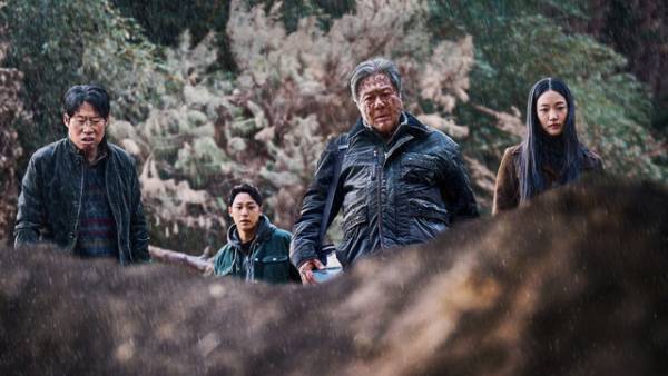 踊るキム・ゴウン、祈祷準備のイ・ドヒョン…『破墓／パミョ』不穏な場面写真