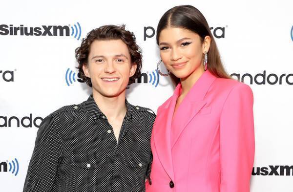 ゼンデイヤ、トム・ホランドの舞台『ロミオ＆ジュリエット』千秋楽に花束を持って駆けつける