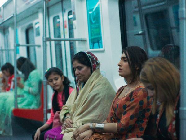 パキスタンの古都、自分らしく生きたいと願う夫婦を映し出す『ジョイランド』予告編