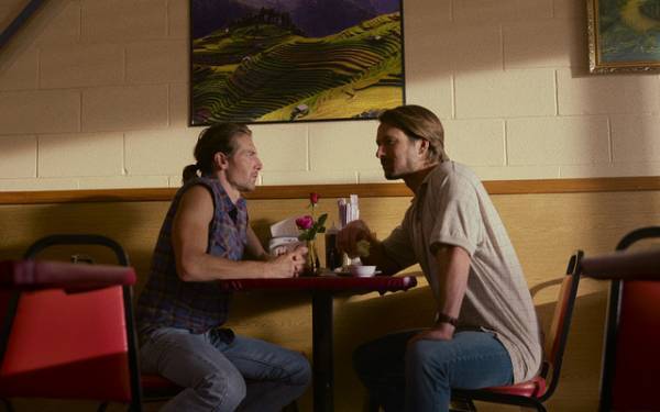 偽のヒットマンとしての初仕事！グレン・パウエル主演『ヒットマン』本編映像