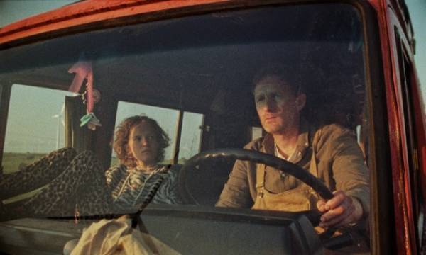 思春期の少女と父の旅路描くロシア映画『グレース』予告編