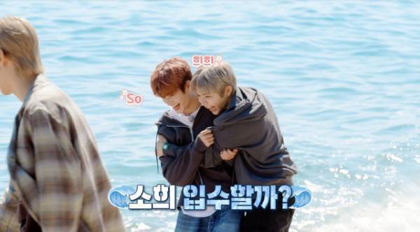 RIIZE初のリアルバラエティ配信開始、海で大はしゃぎ！メンバー投票で“初回ボス”決定