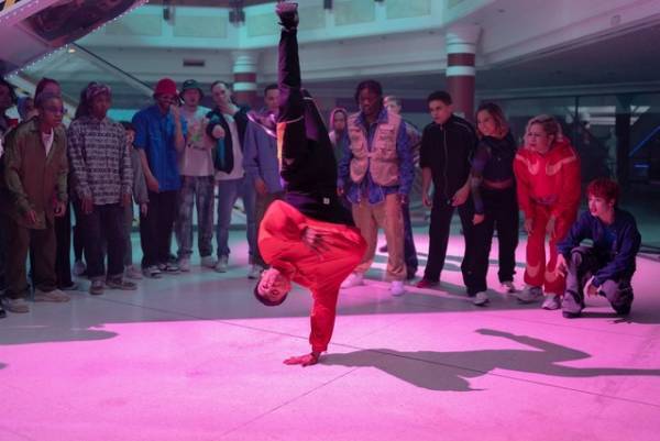 独自のスタイルで自由に踊るブレイクシーン『ザ・ブレイキン』本編映像