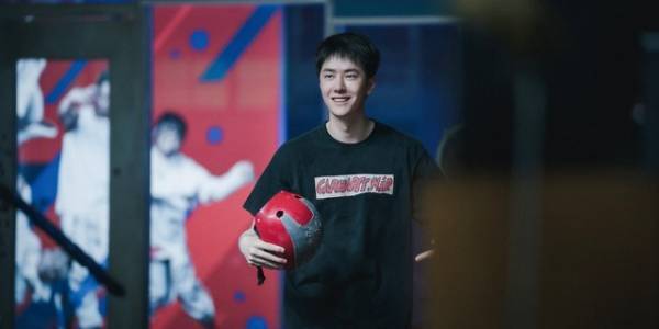 ワン・イーボー演じる“チェン”、バイトの合間にヘッドスピンを猛練習『熱烈』本編映像