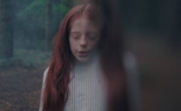 ホラー映画の残酷シーンをカット！主人公の仕事風景切り取る『映画検閲』本編映像