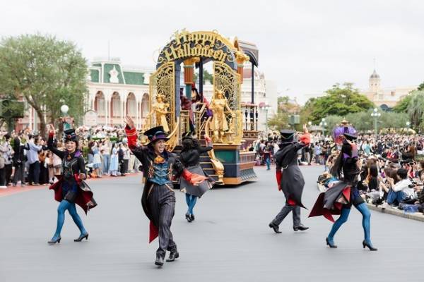 【ディズニー】ヴィランズの秋が来た！ドクター・ファシリエ初登場の新パレード、「ザ・ヴィランズ・ハロウィーン“Into the Frenzy”」お披露目