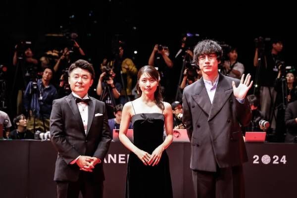 有村架純＆坂口健太郎「さよならのつづき」引っ提げ、釜山オープニングセレモニーで大歓声