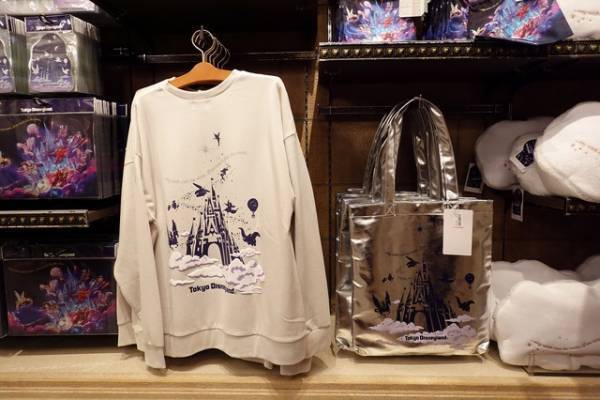 【ディズニー】壮大なナイトショー「Reach for the Stars」の新グッズが登場！雲とシンデレラ城が幻想的に描かれたアイテムも