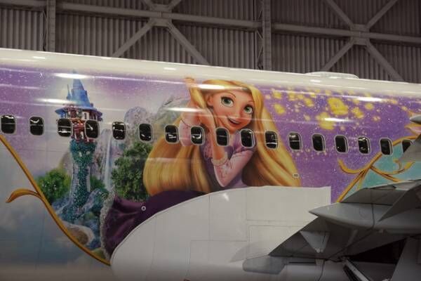 【ディズニー】ファンタジースプリングスがテーマの特別塗装機「JAL Fantastic Journey Express」が就航！