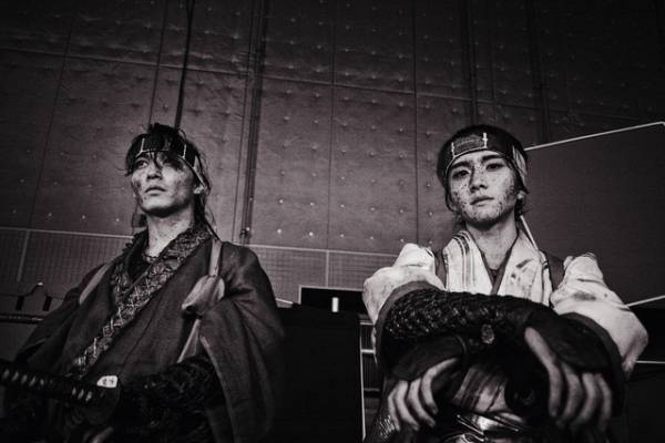 渡邊圭祐＆板垣李光人らが自然な表情見せる『八犬伝』オフショット