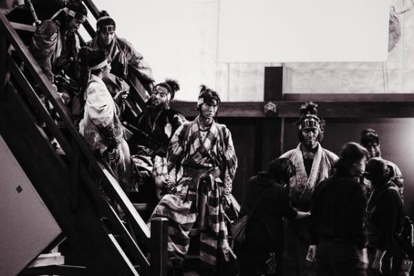 渡邊圭祐＆板垣李光人らが自然な表情見せる『八犬伝』オフショット