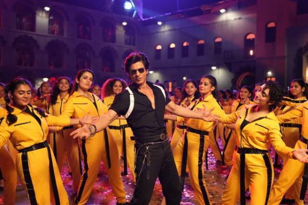 シャー・ルク・カーン、1,000人の女性たちと舞う『JAWAN／ジャワーン』本編映像